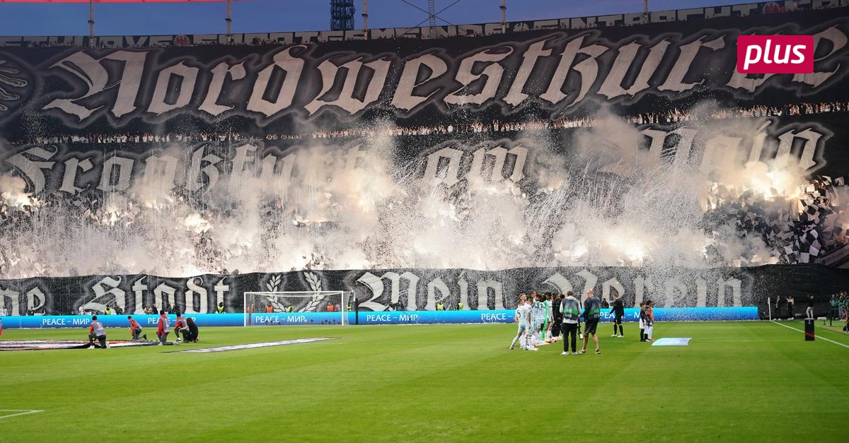 Choreo Rger Vor Neapel Kracher Eintracht Ultras Mit Aufruf